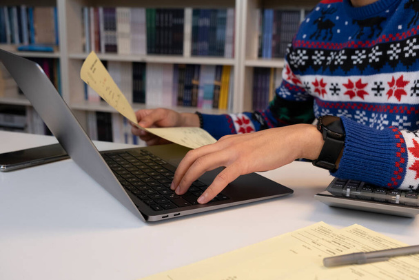 Молодий бізнесмен, що працює в офісі працівника в різдвяному светрі
 - Фото, зображення