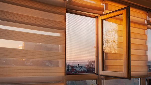open venster achtergrond bij zonsondergang - Foto, afbeelding