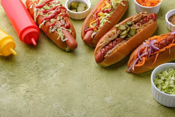 Hot dog con salsicce. Fast food americano tradizionale - Foto, immagini