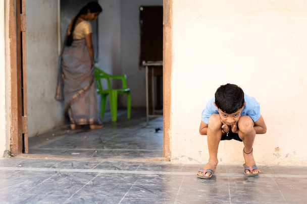 Lapsi istuu ulkona calss pitämällä korvat rangaistuksena käsite lapsuuden ilkivalta ja koulutus ja oppiminen - Valokuva, kuva