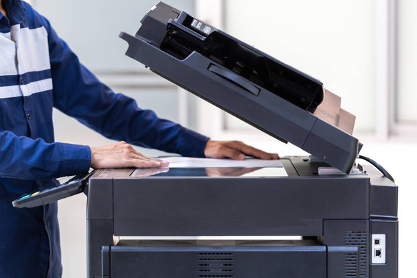 Businessman naciśnij przycisk na panelu sieci kserokopiarki drukarki, Pracując nad fotokopiami w koncepcji biurowej, drukarka jest sprzęt biurowy pracownik narzędzia do skanowania i kopiowania papieru. - Zdjęcie, obraz