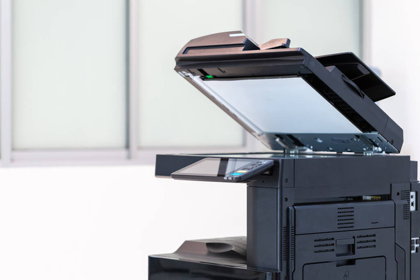 kopiarka lub drukarka sieciowa to sprzęt biurowy do skanowania i kopiowania papieru. - Zdjęcie, obraz