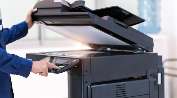 L'uomo d'affari preme il pulsante sul pannello della rete della fotocopiatrice della stampante, lavorando sulle fotocopie nel concetto di ufficio, la stampante è attrezzatura per utensili per ufficio per la scansione e la carta da copia. - Foto, immagini