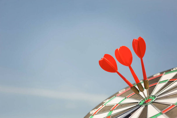 Red Dart cél nyilakkal, Kép a cél üzleti, marketing megoldás koncepció.Dartboard ég háttér. - Fotó, kép