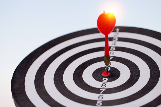 Red dart doel pijl raken op bullseye met, Target marketing en business succes concept - Foto, afbeelding