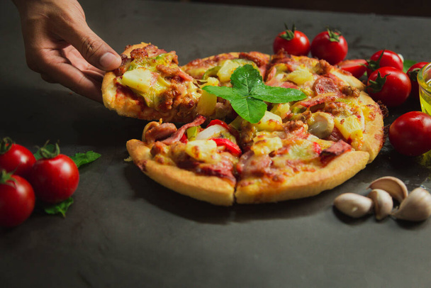 Draufsicht auf Schweinefleisch deluxe Pizza, leckere Schweinefleisch deluxe Pizza auf schwarzem Hintergrund. - Foto, Bild