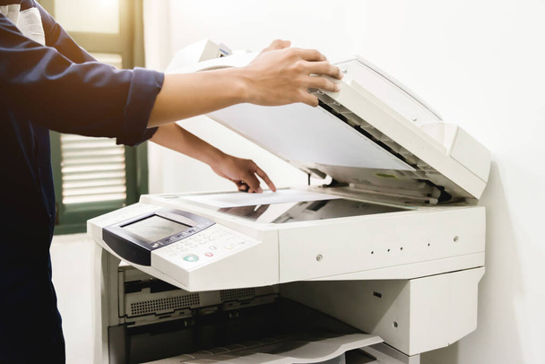 Les gens d'affaires clavier main sur l'imprimante de panneau, imprimante, scanner, copieur laser, équipement de bureau, concept, commencer à travailler - Photo, image