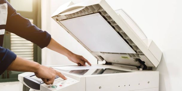 Podnikatelé klávesnice ruka na panelové tiskárně, tiskárna, skener, laserové kopírky, kancelářské vybavení, koncept, začít pracovat - Fotografie, Obrázek