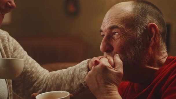 Senior echtgenoot zoenen hand van vrouw - Video