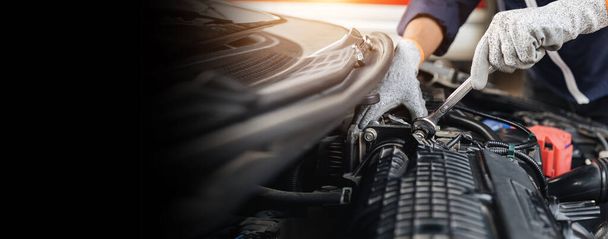 Mécanicien automobile réparateur mains réparation d'un moteur de voiture atelier automobile avec une clé, service de voiture et d'entretien, Service de réparation. - Photo, image
