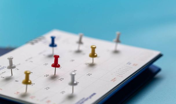 Calendario Event Planner is busy.calendar, clock to set timetable organizar el horario, la planificación de reuniones de negocios o concepto de planificación de viajes. - Foto, Imagen