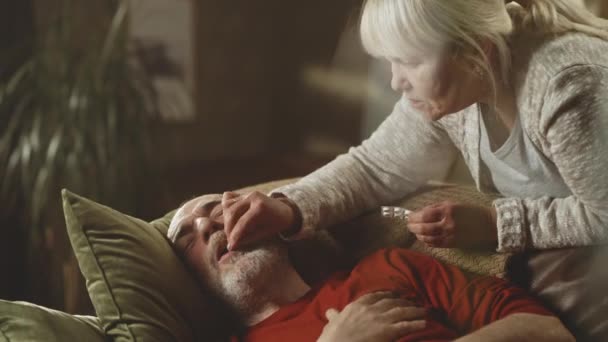 Stará žena pečující o nemocného manžela - Záběry, video
