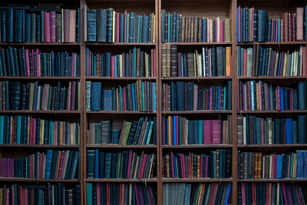 Тло для книжкової полиці. Перегляд старих книг всередині бібліотеки
 - Фото, зображення