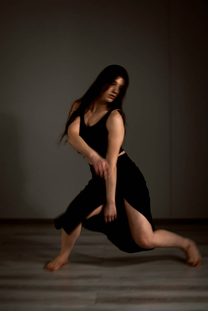 Aantrekkelijk meisje dansen twerk in de studio - Foto, afbeelding