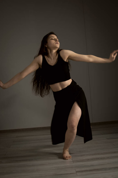 Ελκυστική κοπέλα χορεύει twerk στο στούντιο - Φωτογραφία, εικόνα