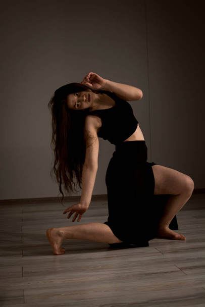 Menina atraente dançando twerk no estúdio
 - Foto, Imagem