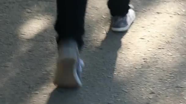 Sétáló lábak az utcán - Felvétel, videó