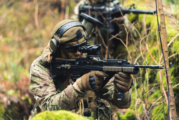 Kiképzés céllövészet teljesen automatikus katonai minőségű puskákkal - Fotó, kép
