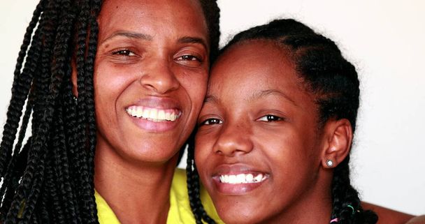 Afrikai anya és tini lánya mosolygott a kamera előtt pózolva együtt - Fotó, kép