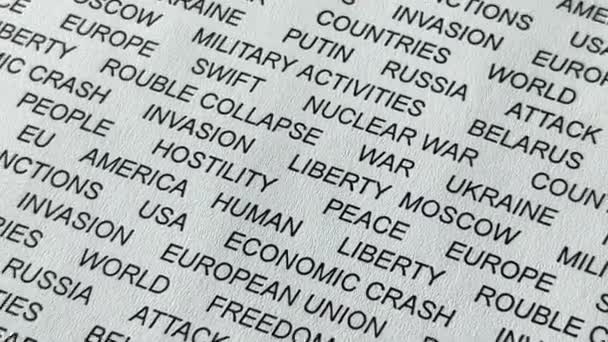 Nahaufnahme von RUSSLAND ATTACK UKRAINE, geschrieben auf Papier mit einem roten Strich darunter. - Filmmaterial, Video