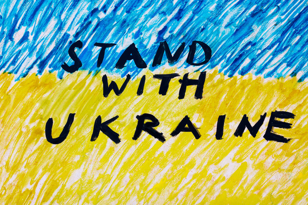 sfondo nei colori della bandiera ucraina e iscrizione scritta a mano Stand con Ucraina - Foto, immagini