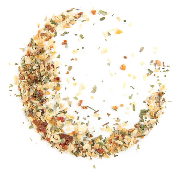 A mixture of different spices and herbs isolated on white background. Circle of spice mix: garlic, onion, parsley, oregano, red paprika. - Foto, immagini