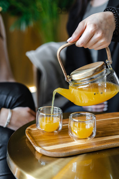 teapot with hot passion fruit tea - Valokuva, kuva