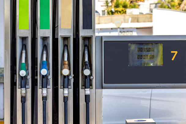 Ακροφύσια αντλιών βενζίνης σε πρατήριο καυσίμων - Φωτογραφία, εικόνα