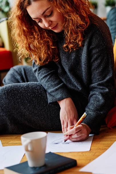 A creative girl drawing sketches at home. - Φωτογραφία, εικόνα