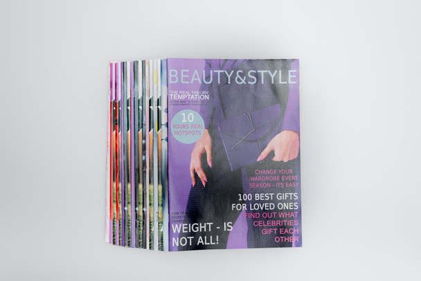 vista superior de coloridas revistas de belleza y estilo aisladas en gris - Foto, Imagen