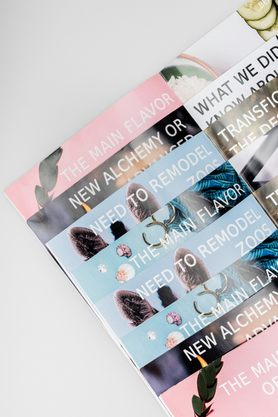 vista superior de revistas de belleza de colores aislados en gris - Foto, Imagen