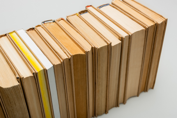 vista de ángulo alto de la fila de libros sobre fondo gris - Foto, Imagen