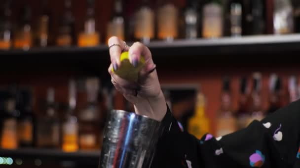 Przejście w ruchu Rudowłosa barmanka miesza batonik koktajlowy Margarita wyciskając świeży sok z limonki - Materiał filmowy, wideo