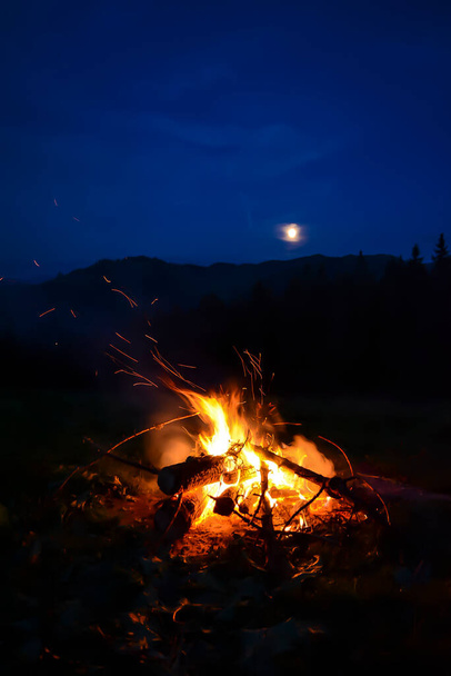 Bonfire Fire Night Moonlight vuoret - Valokuva, kuva