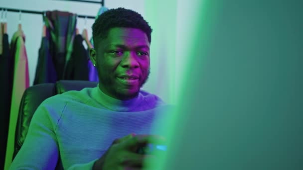 Mutlu Afroamerikan adam bilgisayar oyunu oynuyor gamepad kullanarak - orta çekim - Video, Çekim