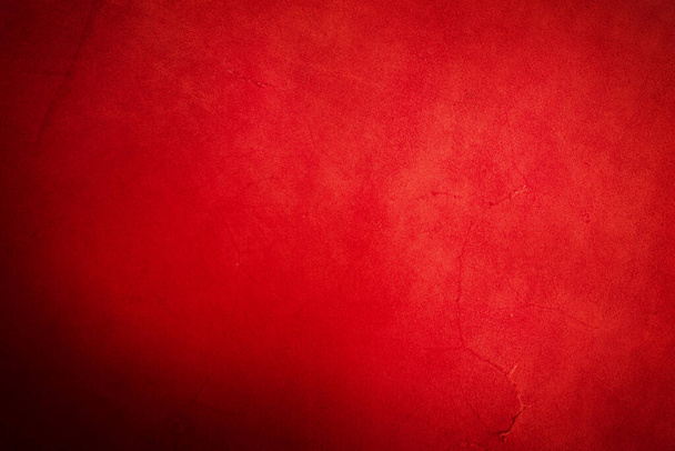 Натуральна шкіряна макрофотографія яскраво-червоного кольору з темним краєм. фон червоної замші
. - Фото, зображення