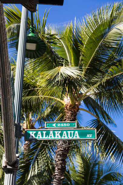 Straßenschild der Kalakaua Avenue in Waikiki, Hawaii, USA. Selektiver Fokus. - Foto, Bild