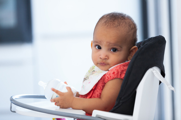 Portrét africké americké malá holčička drží její mléko - Fotografie, Obrázek