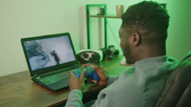 Glücklicher afroamerikanischer Mann spielt Computerspiel-Pad - mittlerer Schuss - Filmmaterial, Video