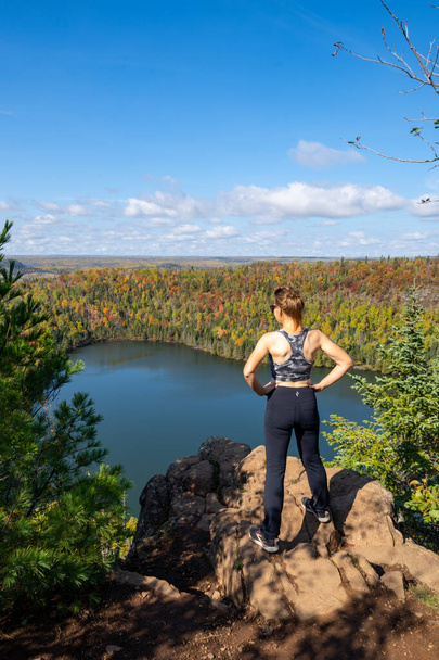 Por encima de los lagos Bean y Bear en Minnesota, durante el otoño - mujer posando - Foto, imagen