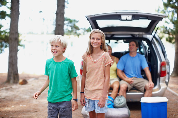 Fiatal testvérek élvezik a vakációt. Portré testvér és testvér élvezi a nyaralás a szülők ülnek az autóban. - Fotó, kép