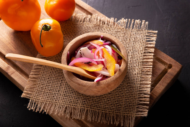 Cebolla Roja Picada. Meksika 'da tacolara ve çok çeşitli yemeklere eşlik etmek için çok popüler bir hazırlık olan manzano biber ve baharatlı doğranmış mor soğan. - Fotoğraf, Görsel