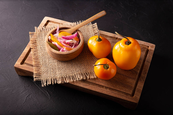 Cebolla Roja Picada. Nakrájená fialová cibule s manzanovým chilli a kořením, velmi oblíbený přípravek v Mexiku, který doprovází tacos a širokou škálu jídel - Fotografie, Obrázek