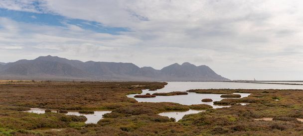 Widok panoramiczny na solanki Cabo de Gata i rezerwat przyrody - Zdjęcie, obraz