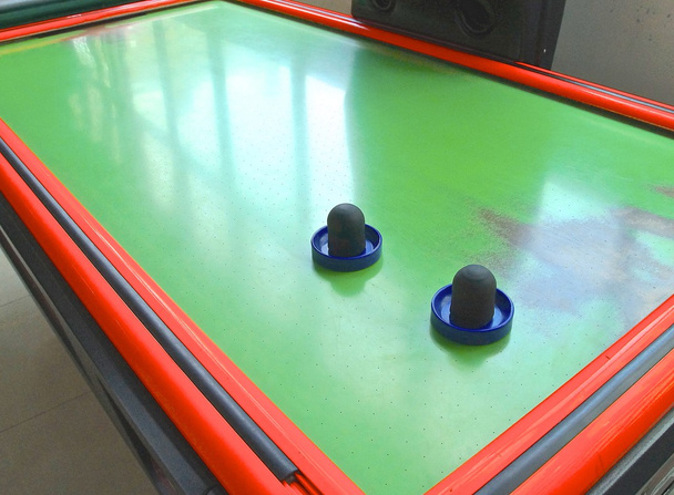 Primer plano de la mesa de hockey sobre aire con paleta
 - Foto, imagen