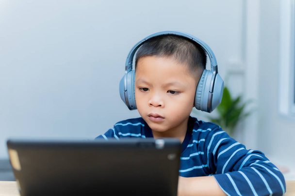 Kinderen studeren online via tabletten thuis. - Foto, afbeelding