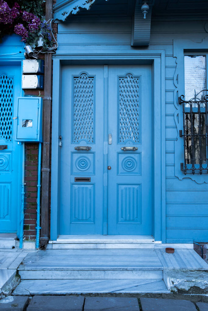 Történelmi, régi, színes ajtók Kuzguncukban, Isztambulban, Törökországban. Részlet festői kilátás színes ajtók Isztambulban utcák. - Fotó, kép