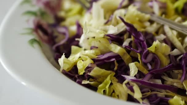 saláta és kelkáposztasaláta tálcán, finomra vágott saláta és káposztasaláta, saláta fogyasztása fogyáshoz, - Felvétel, videó