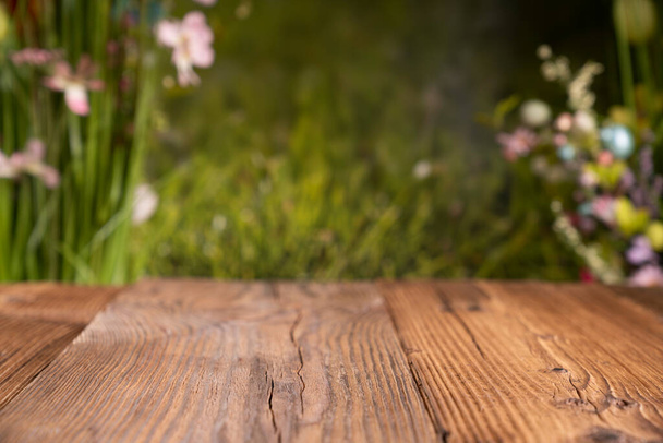 Великодній час. Великодні прикраси на сільському дерев'яному столі. Пасхальний кролик, великодні яйця в кошику. Букети з весняних квітів
.  - Фото, зображення