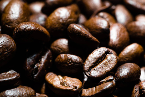 Freshly roasted coffee beans, close-up. - Foto, afbeelding